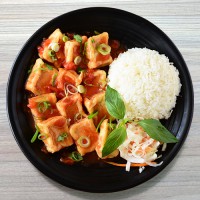 Com Dau Phụ Sot Cà Chua - Tofu v Rajčatové Omáčce, Rýže